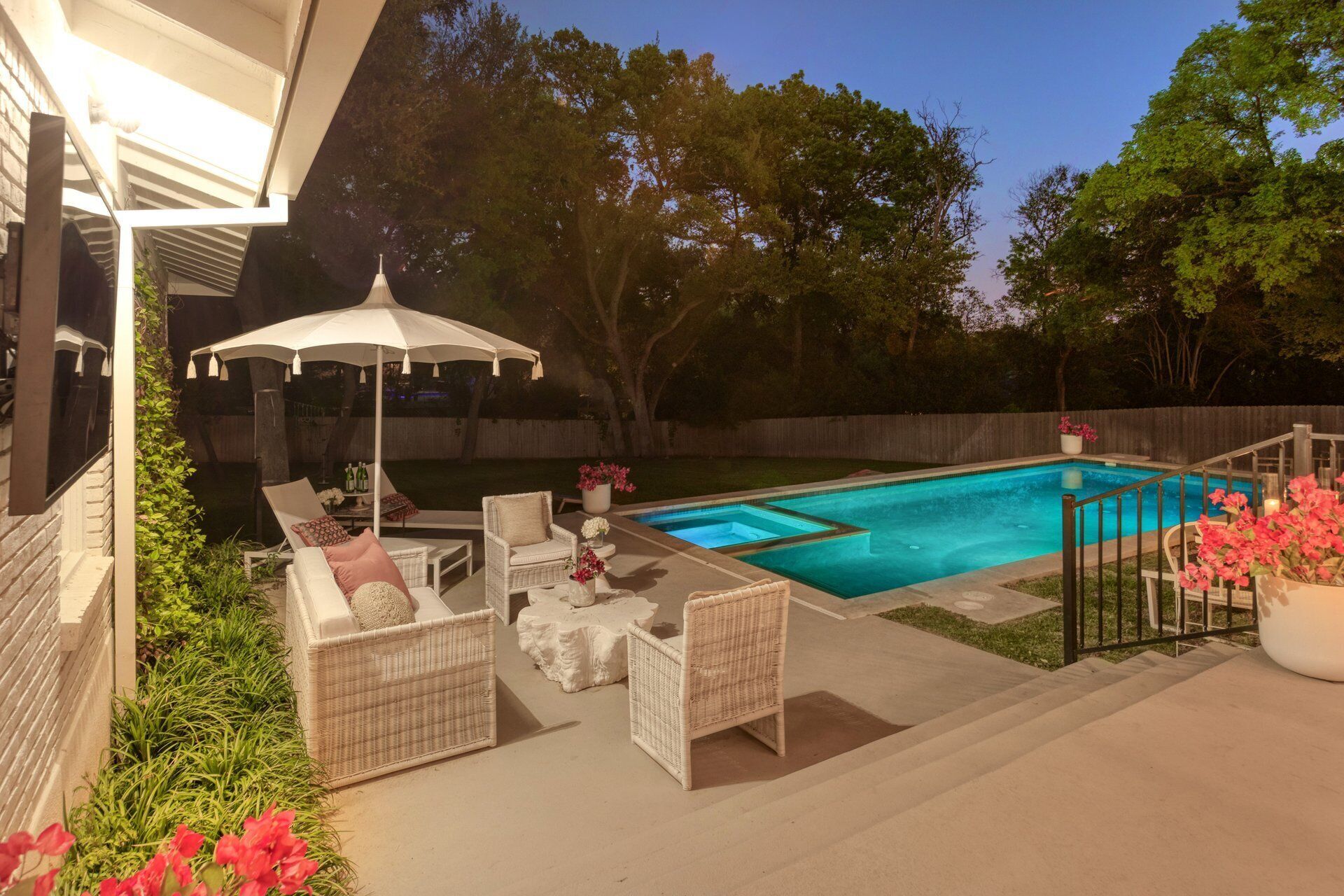 **NEW** DOWNTOWN HOUSE | HEATED POOL | HOT TUB | Ping Pong | 10 Beds