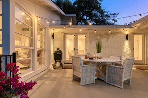 Outdoor dining - **NEW** DOWNTOWN HOUSE | HEATED POOL | HOT TUB | Ping Pong | 10 Beds (Austin)