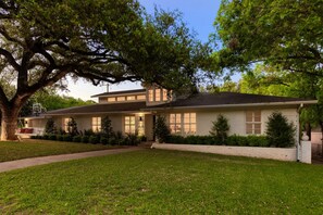 Exterior - **NEW** DOWNTOWN HOUSE | HEATED POOL | HOT TUB | Ping Pong | 10 Beds (Austin)