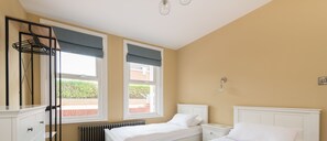 Bügeleisen/Bügelbrett, Reisekinderbett, kostenloses WLAN, Bettwäsche