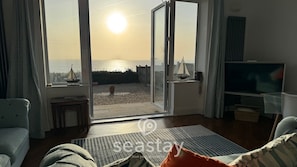TV - Goodwin’s View is a beautifully presented seaside apartment in Broadstairs, hosted by Seastay (Broadstairs)
