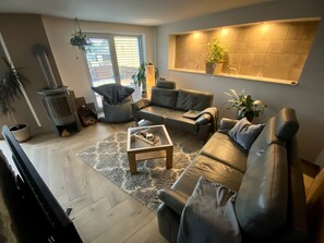 Smart-TV, Kamin, Bücher, Stereoanlage