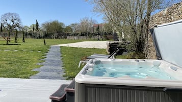 Bañera de hidromasaje al aire libre