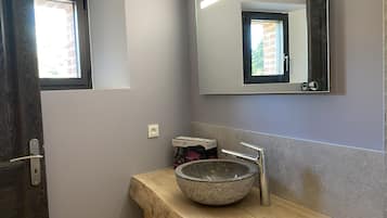 Douche, sĂšche-cheveux, serviettes fournies, savon