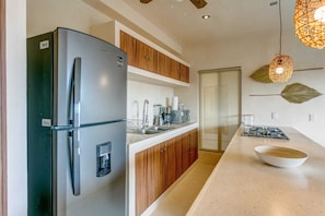 Refrigerador, microondas, parrilla de estufa y cafetera y tetera