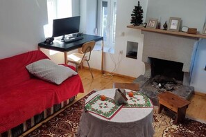 Smart TV, books, music library, stereo - Charlami's Mansion (Polýdroson)