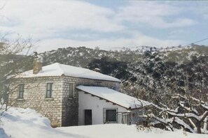 Exterior - Charlami's Mansion (Polýdroson)