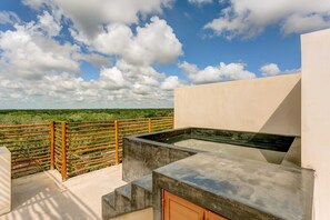 Outdoor spa tub - Groups Oasis: Private Pools, BBQs, Gym, 2 Cenotes! (Tulum)