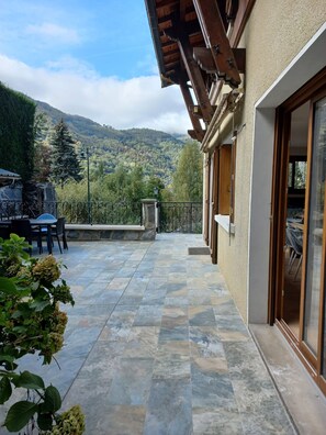 Outdoor dining - Très Spacieux T4 Dans un Chalet Traditionnel Entièrement Rénové, en Coeur de Village (Saint Lary Soulan)