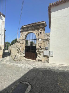 Property grounds - An oasis of comfort with private parking within walking distance of downtown Tropea. (Tropea)