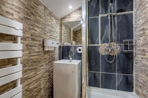 Haartrockner, Handtücher, Seife, Toilettenpapier
