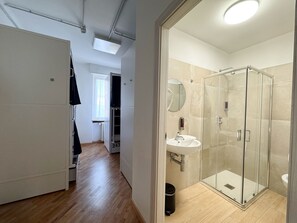 Gemeinsamer Standard-Schlafsaal, Nur Frauen (Ensuite Bathroom, 6 pax) | Badezimmer