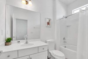 Douche, sĂšche-cheveux, serviettes fournies, savon