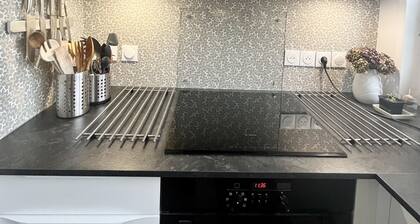 Elegant and Confortable 2 bedrooms 2 bathrooms - Private Parking - Mobile Aircon