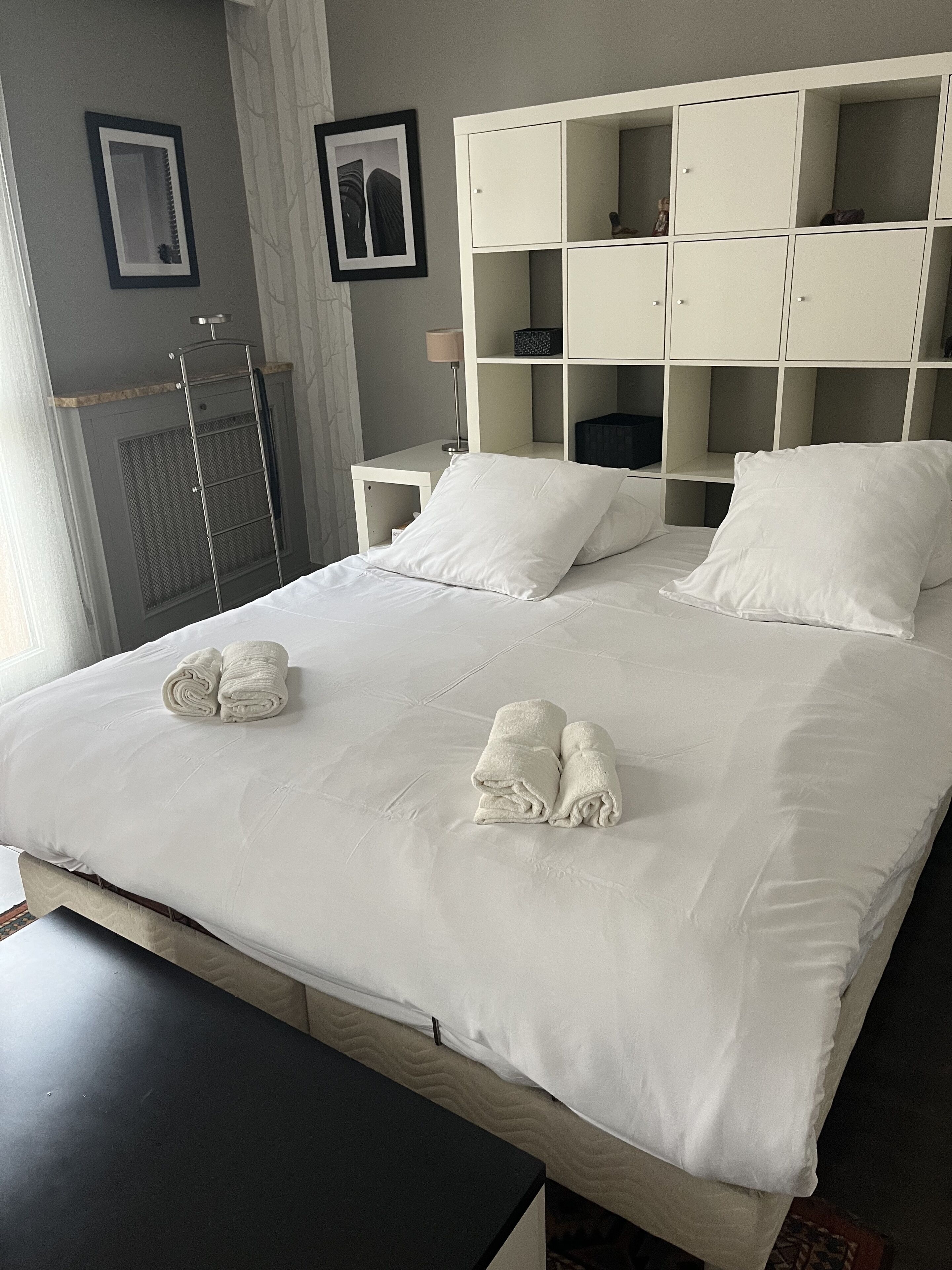 2 bedrooms, desk, WiFi, bed sheets