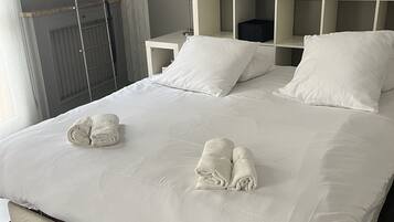 2 bedrooms, desk, WiFi, bed sheets