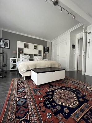 2 bedrooms, desk, WiFi, bed sheets