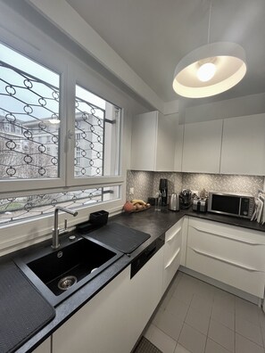 Réfrigérateur, micro-ondes, four, plaque de cuisson