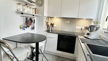 Réfrigérateur, micro-ondes, four, plaque de cuisson