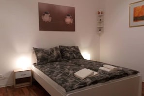 5 bedrooms, desk, WiFi, bed sheets - Gästehaus Barbara mit Garage in 26919 Brake (Brake (Unterweser))