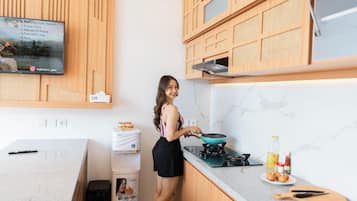 Villa Deluxe | Cocina privada | Refrigerador con congelador, parrilla de estufa y utensilios de cocina
