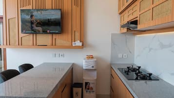 Villa Deluxe | Cocina privada | Refrigerador con congelador, parrilla de estufa y utensilios de cocina