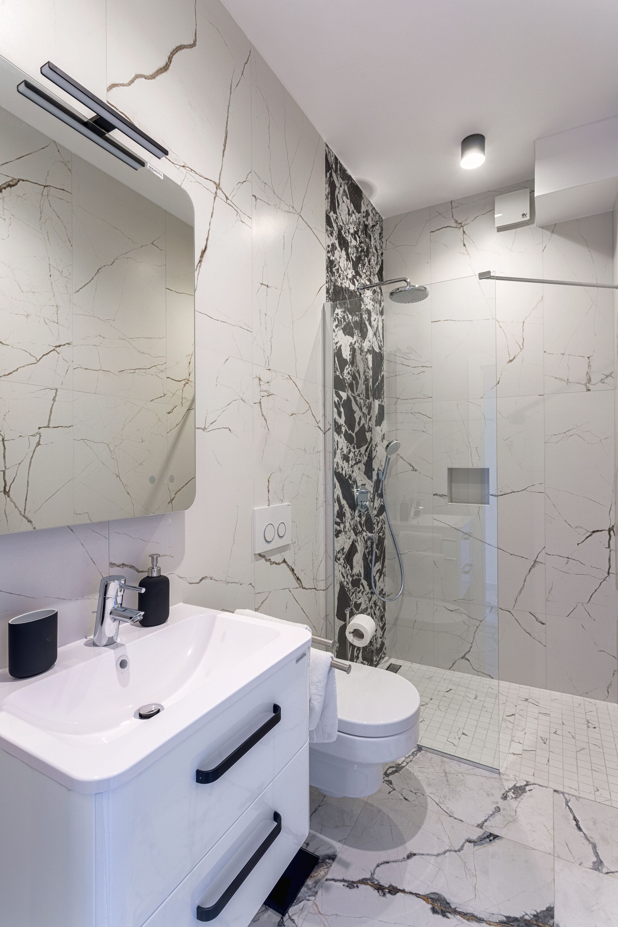 Amenidades de baño gratuitas, jabón, shampoo, papel de baño 