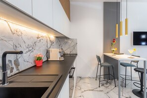 Departamento exclusivo | Cocina privada | Refrigerador, tetera eléctrica y utensilios de cocina 