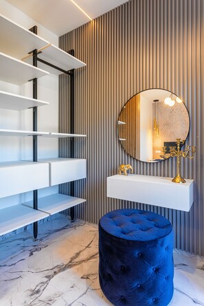 Exclusive-huoneisto | Ylelliset vuodevaatteet, tallelokero huoneessa, työpöytä, pimennysverhot