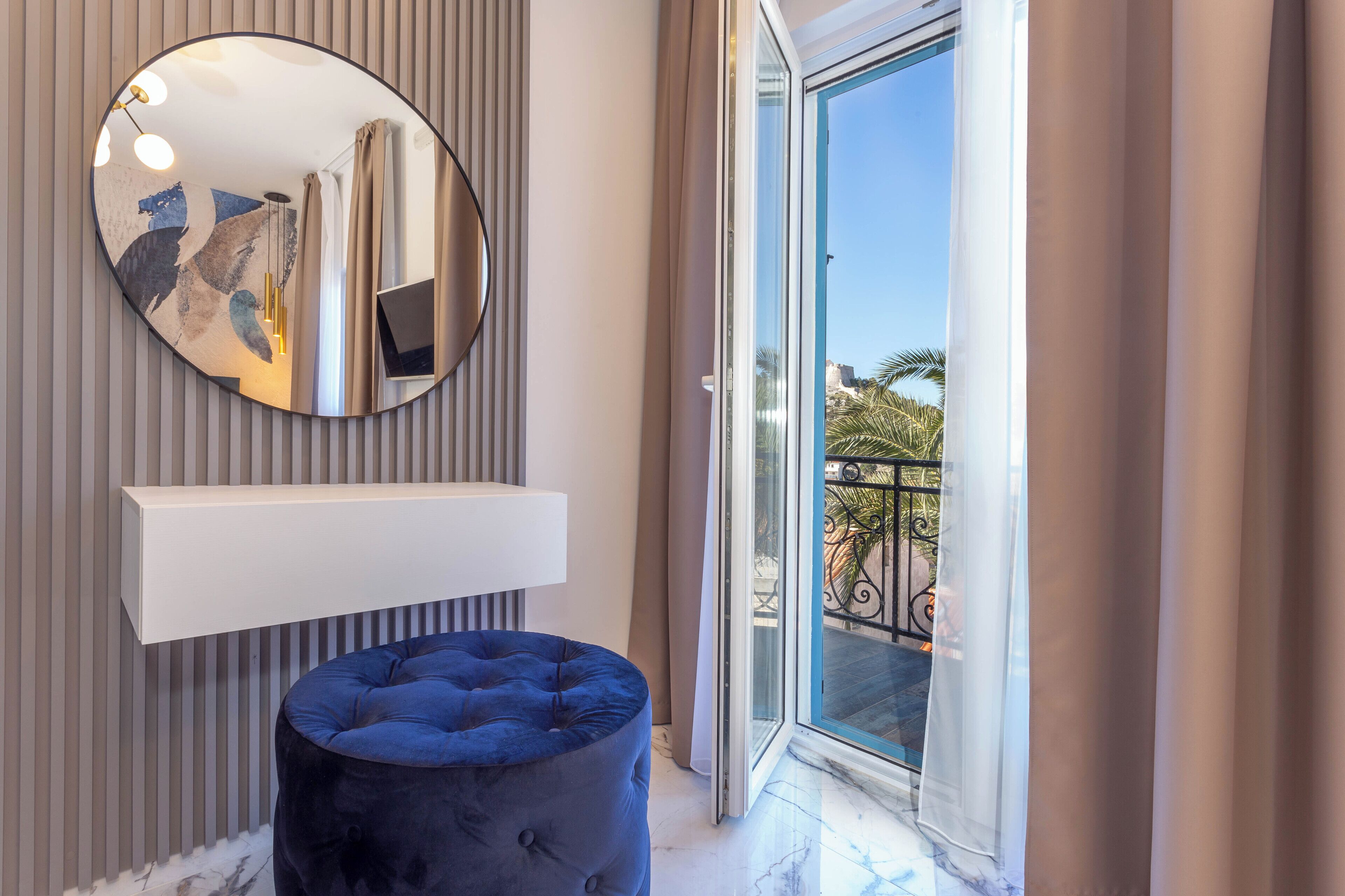 Apartamento exclusivo | Ropa de cama de alta calidad, caja fuerte, escritorio y cortinas opacas