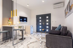 Ropa de cama de alta calidad y caja de seguridad en la habitación 