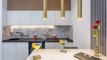 Apartamento exclusivo | Cocina privada | Frigorífico, hervidor eléctrico y utensilios de cocina