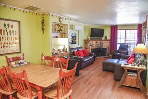 TV, fireplace, DVD player - Chili Pepper Retreat (Red River)