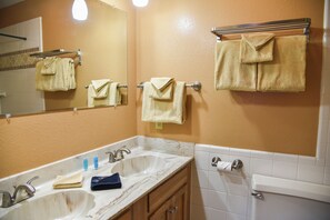 Hair dryer, towels, shampoo - Chili Pepper Retreat (Red River)