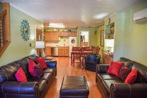 TV, fireplace, DVD player - Chili Pepper Retreat (Red River)