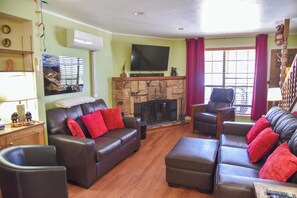 Fernseher, Kamin, DVD-Player