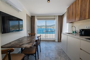 Executive Room | Private kitchen | Mini-fridge, stovetop, cookware/dishes/utensils