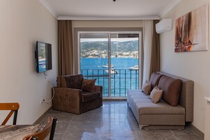 Escritorio, espacio para trabajar con laptop y wifi gratis 