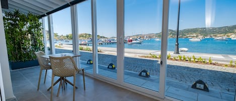 Una habitación amplia con ventanas grandes que dan a un puerto deportivo y un puerto.