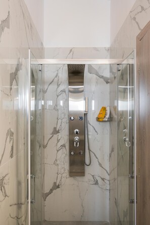 Bathroom - Villa Megalith (Chania)