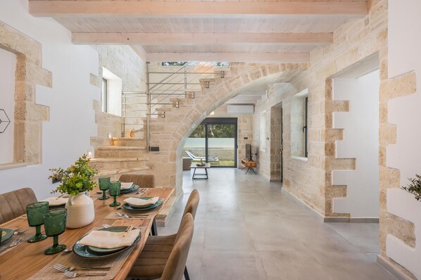 Dining room - Villa Megalith (Chania)