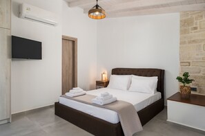 2 bedrooms, in-room safe, soundproofing, iron/ironing board - Villa Megalith (Chania)
