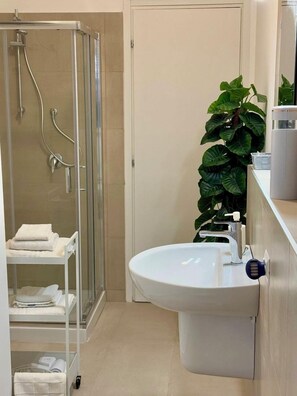 Kamar Klasik | Kamar mandi | Shower, pancuran hujan, perlengkapan mandi gratis, dan pengering rambut
