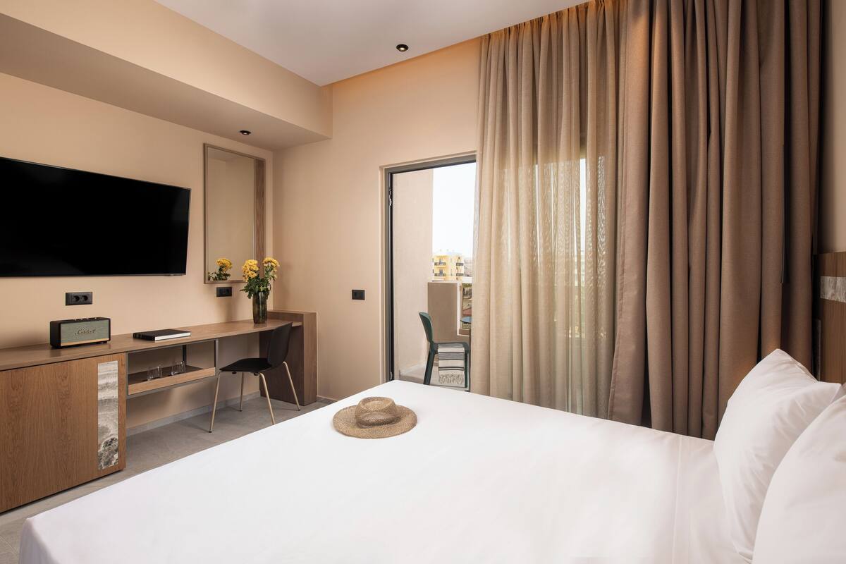 One Bedroom Suite with Pool View | ตู้นิรภัยในห้องพัก, โต๊ะทำงาน, พื้นที่ทำงานแบบใช้แล็ปท็อป, ผ้าม่านกันแสง