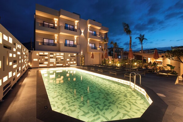 Kolam renang outdoor musiman, dengan payung kolam renang