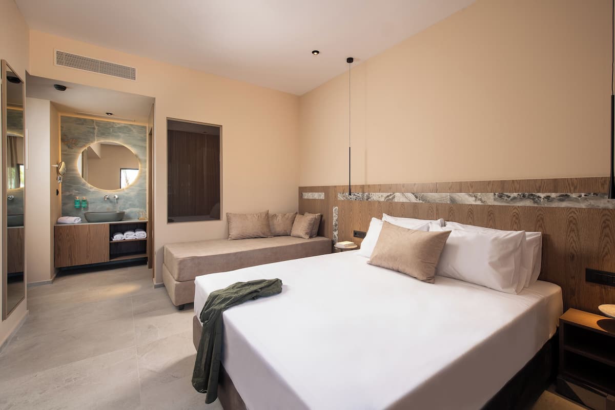 Deluxe Triple Room with Pool View | ตู้น  ิรภัยในห้องพัก, โต๊ะทำงาน, พื้นที่ทำงานแบบใช้แล็ปท็อป, ผ้าม่านกันแสง