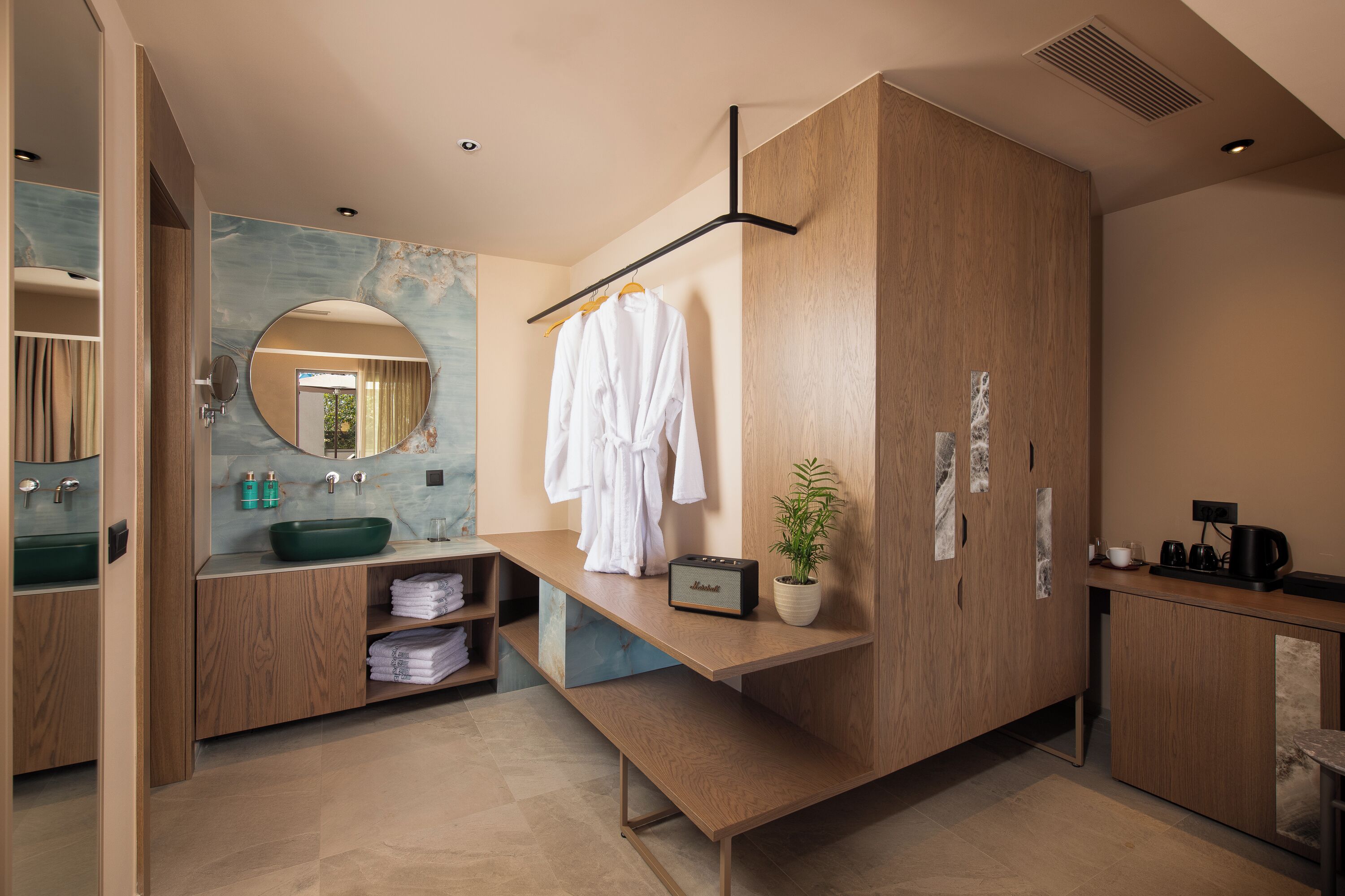 Penthouse Room with Sea View & Outdoor Jacuzzi | Baño | Ducha, cabezal de ducha tipo lluvia, secador de pelo y albornoces