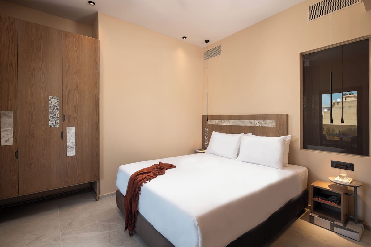 Deluxe Double Room with Pool View | ตู้นิรภัยในห้องพัก, โต๊ะทำงาน, พื้นที่ทำงานแบบใช้แล็ปท็อป, ผ้าม่านกันแสง