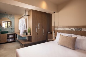 Penthouse Room with Sea View & Outdoor Jacuzzi | Caja de seguridad en la habitación y escritorio
