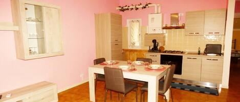 Fridge, oven, stovetop, coffee/tea maker